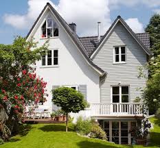 Aus einem verwilderten grundstück soll. Satteldachanbau Erganzt Wohnhaus Anbau Haus Haus Architektur
