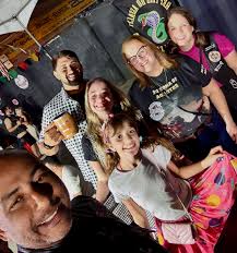 📍Point Répteis do Asfalto. 🐊 @repteisdoasfalto_mc Família Falcão marcando  presença na festa junina. #falcaonegro #motoclub #motos #falcaonegromc  #festajunina