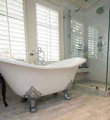 Below you'll find pictures of a variety of clawfoot bathtub styles so you can find the one you like best and is ideal for your space. 27 Beautiful Bathrooms With Clawfoot Tubs Pictures Designing Idea