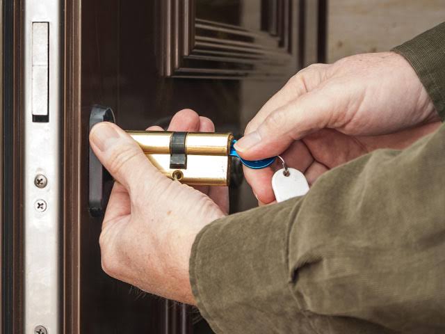 Apex Locksmith Services technician working in Draper