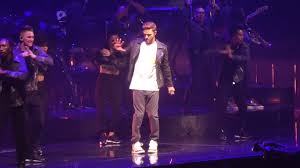 Non seulement on assiste au show à l'américaine de l'artiste, mais on découvre aussi et surtout les coulisses. Justin Timberlake S Concert Tour History Concert Archives