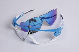 Oakley has just released its latest eyewear, the distinctive oakley kato, which features a wraparound lens that partially covers the nose. Capovelo Com Oakley Launches Mark Cavendish Edition Jawbreaker