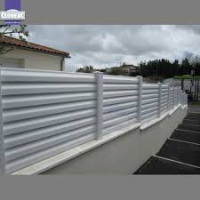 Brise Vue Pvc Blanc Pose Sur Redans Profitez De Votre Jardin En Toute Intimite Portail Et Cloture Palissade Jardin Idees Jardin