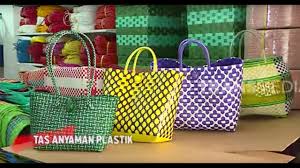 Tersedia keranjang rotan dengan harga murah dan berkualitas, jaminan uang kembali 100% di bukalapak. Cantiknya Tas Anyaman Plastik Dari Ponorogo Ragam Indonesia 04 02 20 Youtube