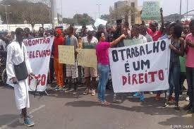 A manifestação foi organizada para pressionar o presidente da república a demitir o seu chefe de a partir de hoje, vamos transformar as ruas de luanda nos nossos escritórios, prometeu dito dali. Mais De 500 Jovens Em Manifestacao Contra O Desemprego Em Luanda Portal De Angola