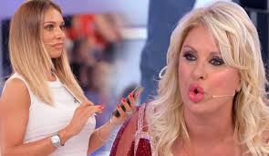 Share the best gifs now >>>. Tina Cipollari Accusa Pamela Barretta Di Essere Bugiarda E Lei Tira Fuori Le Prove Video Biccy It