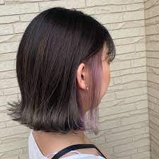 アッシュグレー インナーカラーはパープルのボブヘア インナーカラー ボブ トレンドヘアスタイル インナーカラー