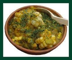 Meter la cebolla perejil y cebollita verde en una olla con el agua. Locro Potosino Sabores De Bolivia