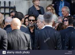 Die tochter eines gärtners und einer lebensmittelverkäuferin absolvierte die kunsthochschule von toulon mit auszeichnung und arbeitete anschließend in paris als mannequin. Paris Frankreich 1 September 2017 Anthony Delon Und Alain Delon Besuchen Des Mireille Darc Beerdigung In Der Kirche Saint Sulpice Am 1 September 2017 In Paris Frankreich Quelle Bernard Menigault Alamy Leben Nachrichten Stockfotografie Alamy