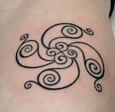 10 Tatuajes Inspirados En Simbolos Celtas Que Te Protegeran De Toda Mala Energia En Tu Vida Simbolos Celtas Simbolos Celtas Tatuajes Tatuaje Celta