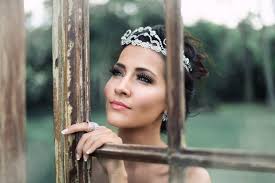 Maytê Piragibe vira princesa em ensaio fotográfico