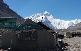 E' situata nella catena montuosa dell'himalaya, al confine tra la cina ed il nepal. Le Camp De Base Nord De L Everest Tibet Lhassa Guide De Voyage
