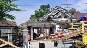 Seperti gaya arsitektur, model atap rumah juga memiliki desain dan gaya yang sangat beragam. Mendadak Diceraikan Istri Yang Baru Pulang Jadi Tkw Di Hongkong Pria Ponorogo Preteli Atap Rumahnya Surya