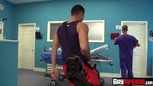Latino disfruta de un trío con médico y enfermero ver en linea