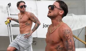 The ex on the beach star pulled in the most public. Stephen Bear Whips Off His Shirt And Helps With The Construction At His New Tanning Shop Daily Mail Online