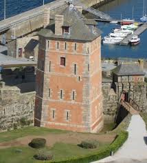 Un Edifice Emblematique La Tour Vauban De Camaret Inscrit Au Patrimoine Mondial De L Unesco Finistere Tourisme Bretagne Camaret Sur Mer Finistere