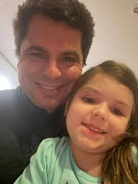 Olha quem chegou de viagem… Julinha, a caçula de casa. Noite de alegria e  sorrisos por aqui! Te amamos, filha.