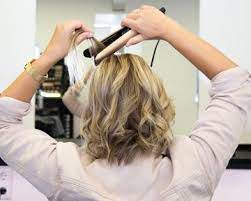 Wer seine locken oft glättet, sollte unbedingt zu einem empfehlenswert sind daher die glätteisen der marke ghd, die auch im frisörhandel erhältlich sind. Locken Mit Glatteisen Machen Anleitung Bellaffair De