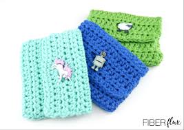 This free beanie knitting pattern is made up entirely of knits and purls, making it perfect for beginners and a quick knit for old hands. Fiber Flux Earbud Pouch Free Crochet Pattern Video