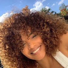 Lucy Ramos fala sobre processo de transição capilar: 'Libertador'