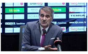 Fenerbahçe beşiktaş derbisi için geri sayım başlarken şenol güneş beşiktaş'ın sarpsborg'la yaptığı maçtaki bir işareti ile yeniden gündemde. Senol Gunes Fenerbahce Macina Cikmiyor