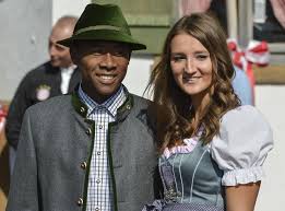 Douglas costa sorgt mit seiner freundin immer wieder für unterhaltsame momente auf social media. David Alaba Feiert Mit Freundin Auf Dem Oktoberfest Sky Sport Austria