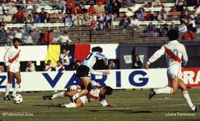 Me acuerdo de esa copa america, argentina era el campeon mundial vigente, argentina gano el grupo, aunque peru quedo invicto tambien no le alcanzo alguien sabe porque ese equipo que un año antes gano el mundial de mexico 86 gano la copa america de 1987 en argentina teniendo a buenos. Juha Tamminen On Twitter Cedric Vazquez Vs Carlos Tapia Argentina V Peru Copa America 1987 En El Monumental Argentina Peru Copaamerica Cedricvazquez Carlostapia Https T Co Gbsp8kvdbh