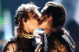 Na godzinę przed każdym koncertem. 8agkialag X7rm