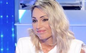 Anna tatangelo ieri e oggi. Domenica In Sei Nuda Anna Tatangelo Mostra Il Suo Nuovo Disco E Mara Venier Rimane Sbigottita Libero Quotidiano