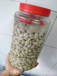 Dibersihkan kemudian dicelur dengan air yang cukup panas supaya mudah di keluarkan bijinya. Cara Cara Buat Petai Jeruk Homemade Yang Sedap Tak Lembik