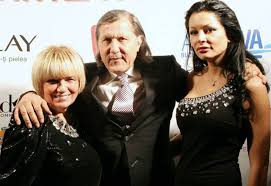 Brigitte a primit trofeul bau pentru modul în care îi sublinia formele trupului: Ilie Nastase Ascunde O Fotografie Cu O Vedeta Playboy De Teama Iubitei Lui Adpm