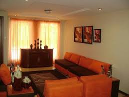 Por lo que se vuelve especialmente recomendado para dar vida a dormitorios, aunque en salas, baños y cocinas también puede verse muy bien. Sala De Colores Naranja Y Marrones Colores De Interiores Decoracion De Interiores Muebles Sala