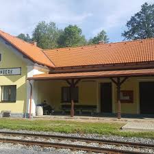 Hrad český šternberk stojí na úzkém skalnatém kopci nad řekou sázavou. Zeleznicni Stanice Cesky Sternberk Train Station