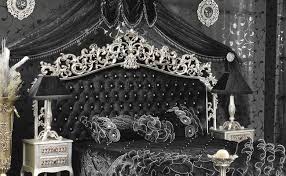 Soyunma Odasi Bulunan Yatak Odalarinda Dolapsiz Olarak Kullanilan Ciragan Yatak Odasinda Kapitone Sanati Mobilya Fikirleri Yatak Odasi Yatak Odasi Mobilyalari