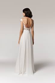 Sie entwirft wunderschöne brautkleider im vintage stil, sowie schlichte roben, die durch pure eleganz bestechen. Anna Kara New Designer