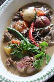 Masak kurma ini bukan sahaja sedap dimakan dengan nasi minyak tetapi juga nasi putih serta juga roti. Daging Masak Kurma Azie Kitchen