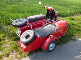 Man Sieht Es Erst Auf Den Zweiten Blick Der Seitenwagen Wurde Selbst Gebaut Motorroller Roller Motor