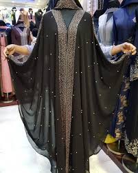 L Image Contient Peut Etre Une Personne Ou Plus Et Personnes Debout Abaya Modasi Islami Giyim Boncuklu Elbiseler