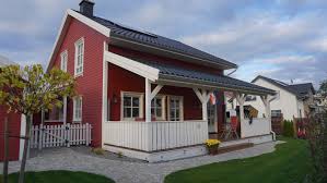 Die Grosse Uberdachte Terrasse Schafft Einen Fliessenden Ubergang Zwischen Haus Und Garten Eine Richtige Wohlfuhloase Und Echtes Refu Schwedenhaus Haus Holzhaus