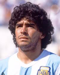 1984 yılında napoli maradona'yı 13.5 milyar i̇talyan liret'ine barcelona'dan transfer ettiğinde (o zamanlar için bu tarihin en pahalı transferiydi. Napoli Hero Diego Maradona Is Uefa Champions League Facebook