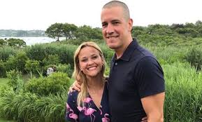 Their son, tennessee james toth, was born on september 27, 2012. Who Is Jim Toth 6 Facts To Know About Reese Witherspoon S Husband