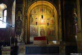 Arhitectonic, biserica preia traditionalul stil moldovenesc, cu impartirea. MÄnÄstirea SfinÅ£ii Trei Ierarhi Din Iasi Doxologia