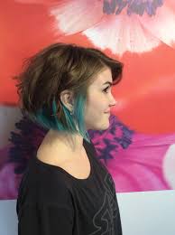 Pop Of Blue And Turquoise Lowlights In Brown Short Hair Coloracion De Cabello Cabello Bonito Look De Cabello
