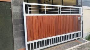 Pintu garasi dari baja ringan berlapis cat berwarna sangat cocok dengan atap dan pagar baja ringan di rumah anda. 3 Jenis Pintu Gerbang Yang Populer
