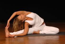 Retomemos El Yoga Posturas De Torsion Y Sus Beneficios Posturas De Yoga Para Principiantes Yoga Principiantes Posturas De Yoga
