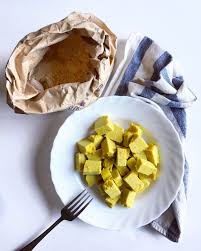 Disponetele in una teglia foderata di carta da forno, irrorate di olio, ciuffi di rosmarino e un pizzico di sale e pepe. Tofu Di Farina Di Ceci The Vegan Side Of The Moon