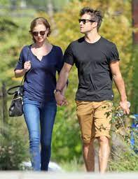 In the meantime, vancamp is enjoying all the benefits of playing a pregnant nic on television, which includes indulging in delicious food as her character reaches the end of her first trimester on. Emily Van Camp Josh Bowman Lunch Together 36181 Entertainment