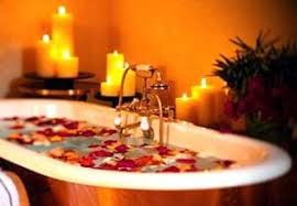 Una bonita y clásica idea, para decorar con rosas es esparcir sus pétalos a lo largo de un pasillo o una alfombra otra idea para crear un ambiente romántico es apostar por llenar la bañera de agua, añadir aceites esenciales y si además añades unas velas, el lugar será acogedor y muy romántico. Noche Romanticas Con Flores Y Velas Romanticas Singerfy