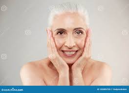 Nette Nette Nackte ältere Frauenaufstellung Stockfoto - Bild von schön,  verfassung: 103005730