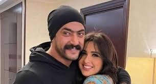 وربط متابعو «عبدالعزيز» بين هذا التعليق وبين ورود اسمها في لقاء تليفزيوني بثته الإعلامية بوسي شلبي مع الفنانة ريهام حجاج زوجة رجل الأعمال محمد حلاوة الزوج السابق ل«ياسمين عبدالعزيز» ووالد طفلتها. ØªÙØ§ØµÙŠÙ„ Ù…Ø±Ø¶ ÙŠØ§Ø³Ù…ÙŠÙ† Ø¹Ø¨Ø¯Ø§Ù„Ø¹Ø²ÙŠØ² Ø¹Ù…Ù„ÙŠØ© Ø¬Ø±Ø§Ø­ÙŠØ© Ø¬Ø¯ÙŠØ¯Ø© ÙÙ† ÙˆØ«Ù‚Ø§ÙØ© Ø§Ù„ÙˆØ·Ù†